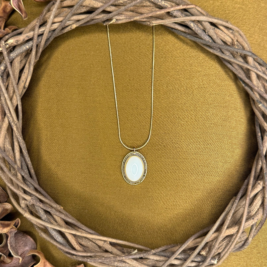 Novara - Stainless steel chain with oval mother-of-pearl inspired pendant
