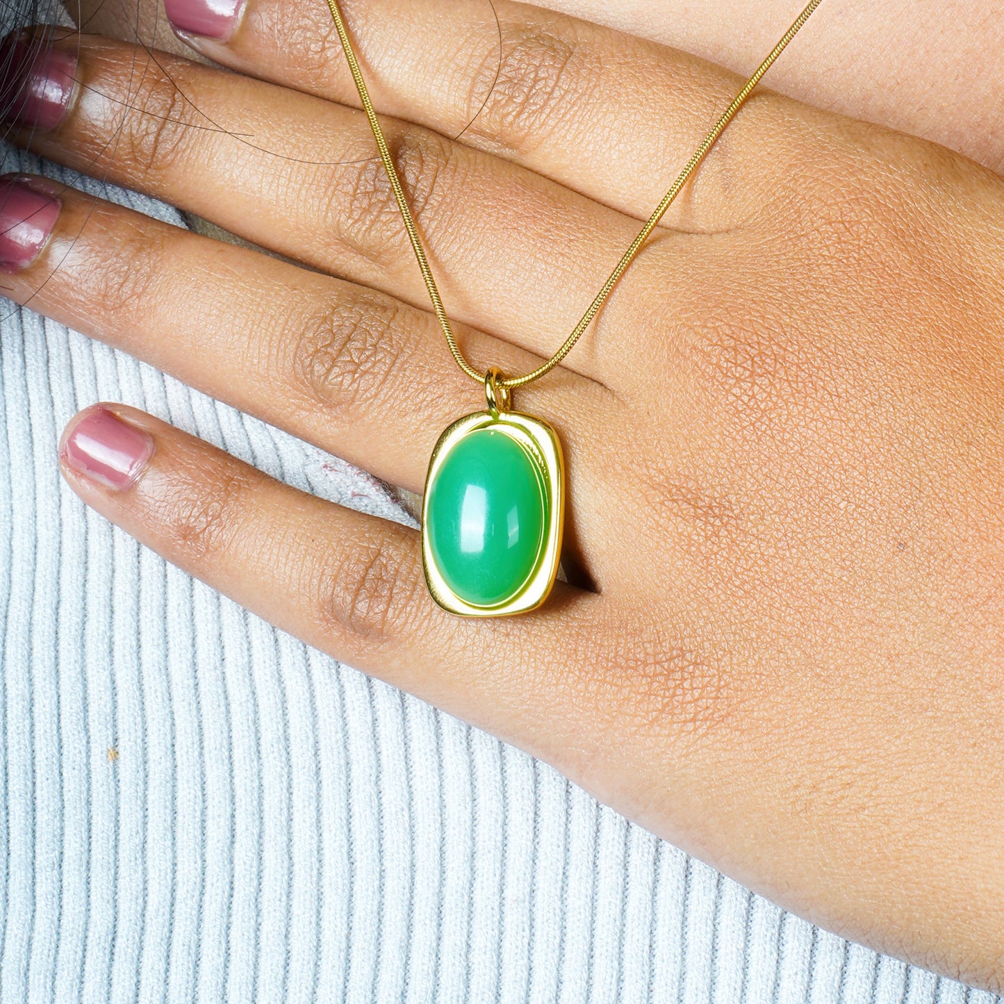 Alara – A stainless steel chain crowned with a vibrant emerald pendant