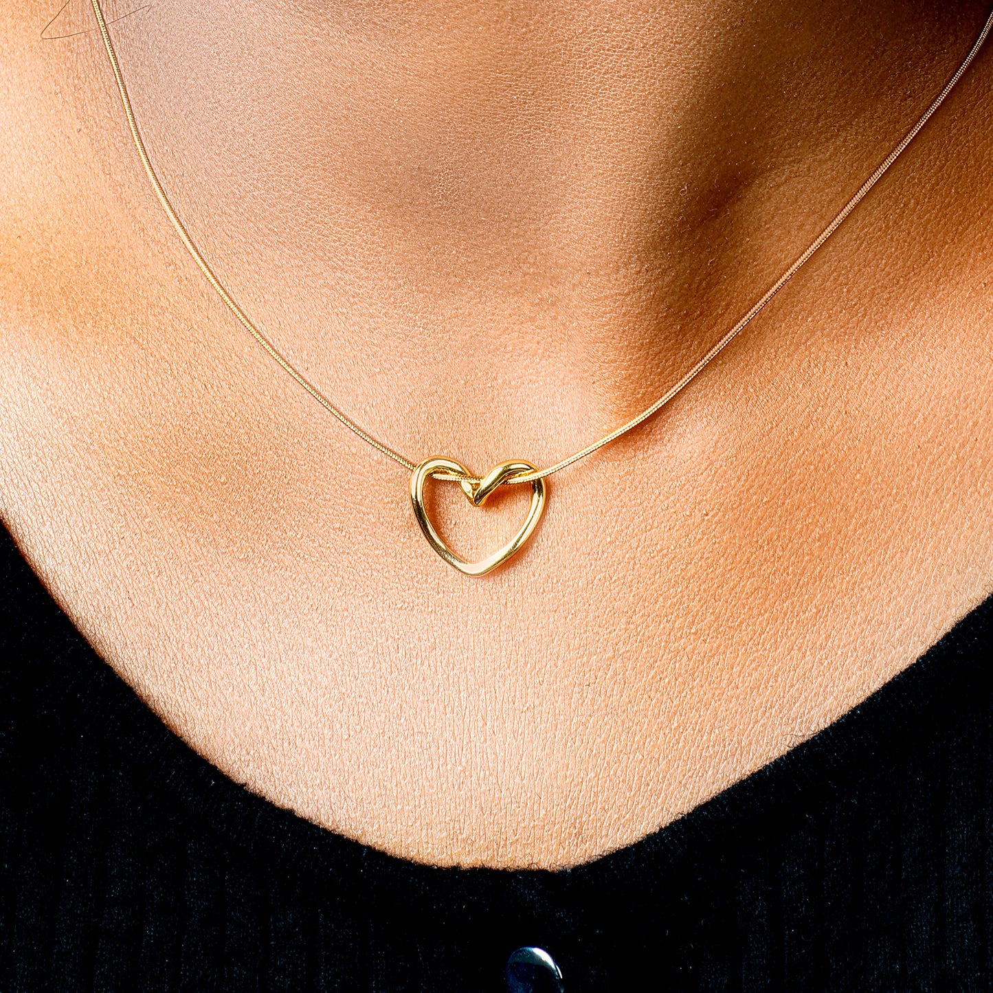 Alora – A stainless steel chain featuring a heart-shaped pendant of timeless charm