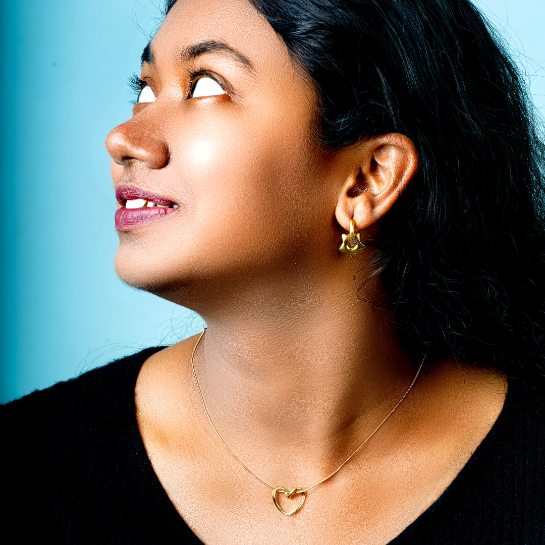 Alora – A stainless steel chain featuring a heart-shaped pendant of timeless charm