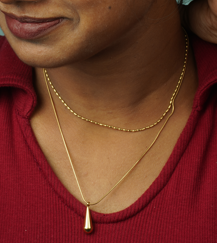 Delya – A stainless steel chain capturing the calm hues of twilight