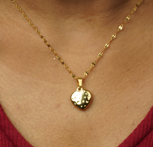 Elara – Suspended on a stainless steel chain, its heart-shaped pendant mirrors celestial calm