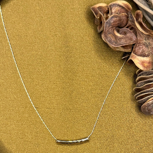 Lyra - Stainless steel chain with hammered bar-inspired pendant