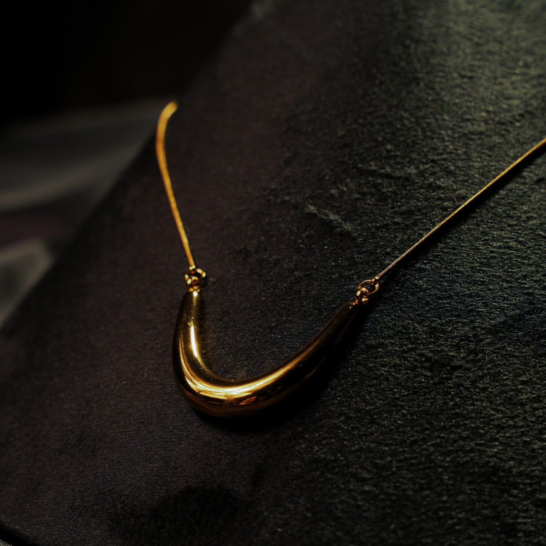Vera Line Necklace
