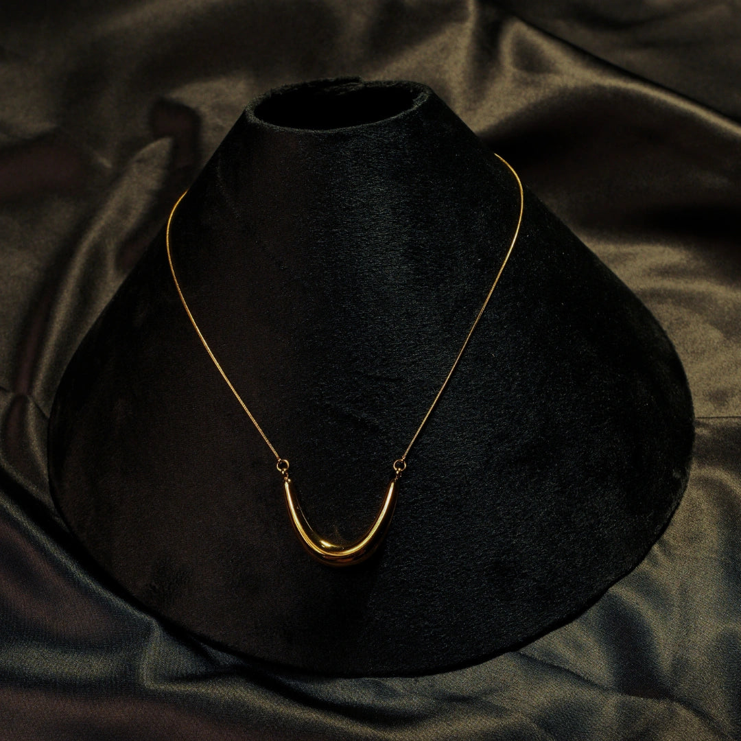Vera Line Necklace