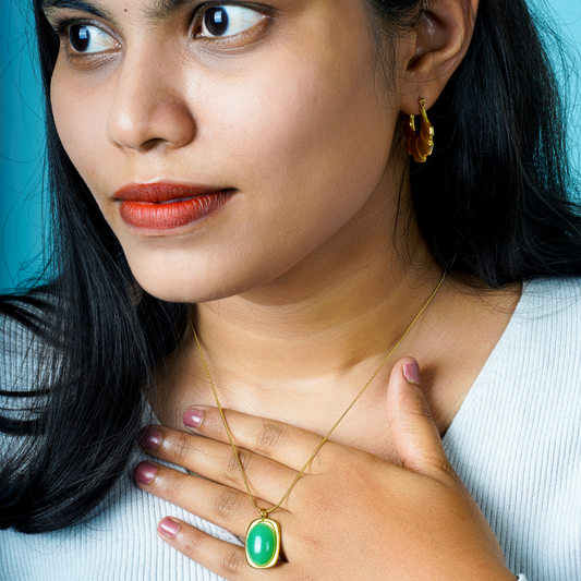 Alara – A stainless steel chain crowned with a vibrant emerald pendant