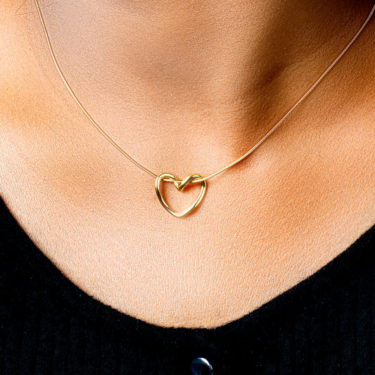 Alora – A stainless steel chain featuring a heart-shaped pendant of timeless charm