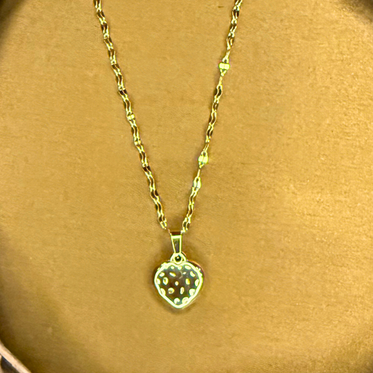 Elara – Suspended on a stainless steel chain, its heart-shaped pendant mirrors celestial calm